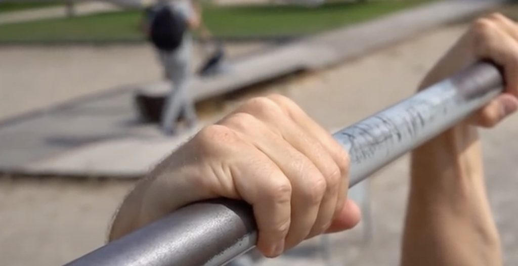 Photo d'une prise en demi false grip pour réussir un muscle up