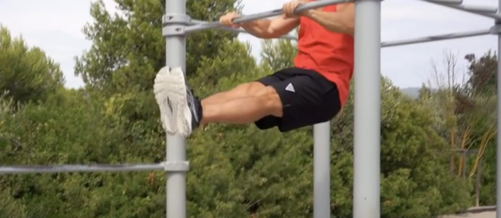 Photos de la position des jambes d'un homme pour réussir le muscle up
