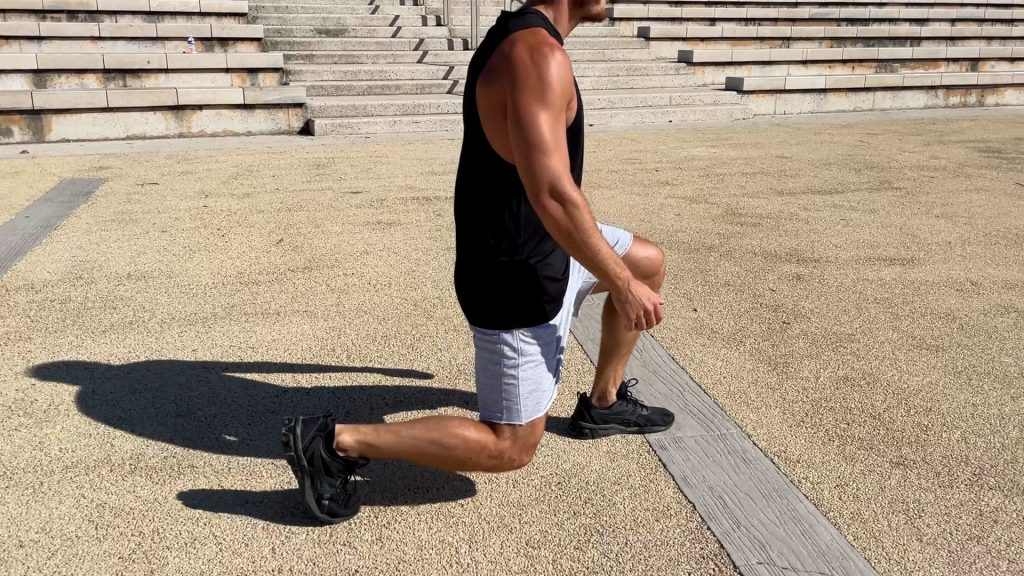 Homme faisant des fentes lors de son entraînement de Street Workout