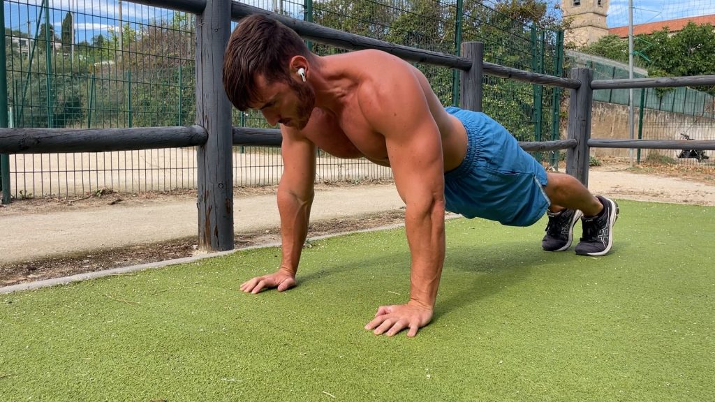 Homme faisant des pompes dans un parc de Street Workout