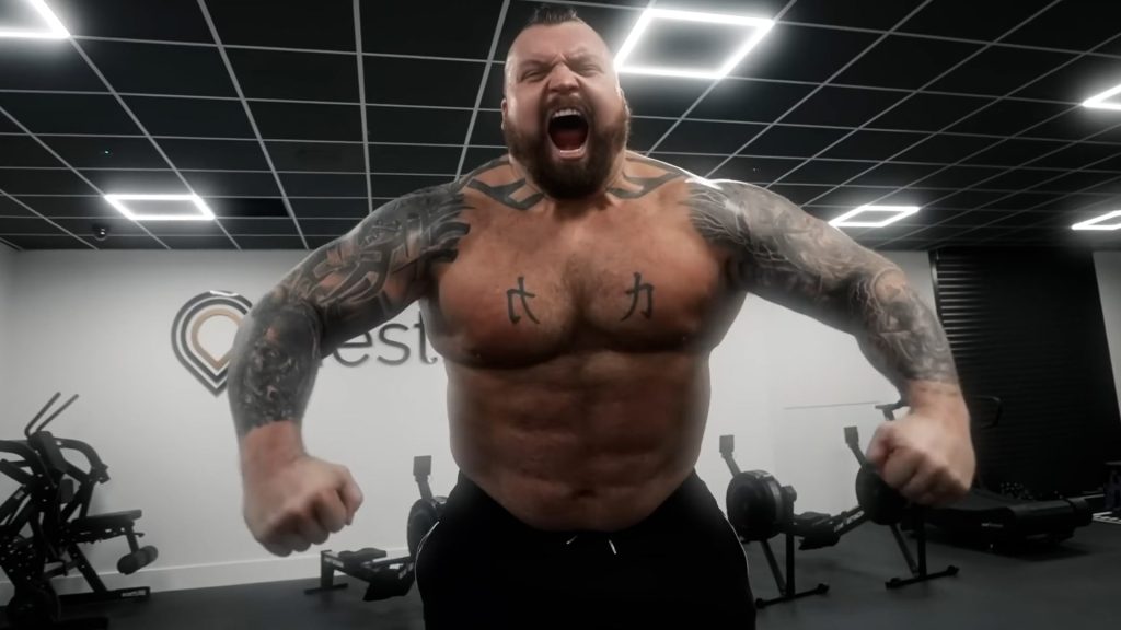 Photo du Strongman Eddie Hall montrant sa musculature durant un entraînement
