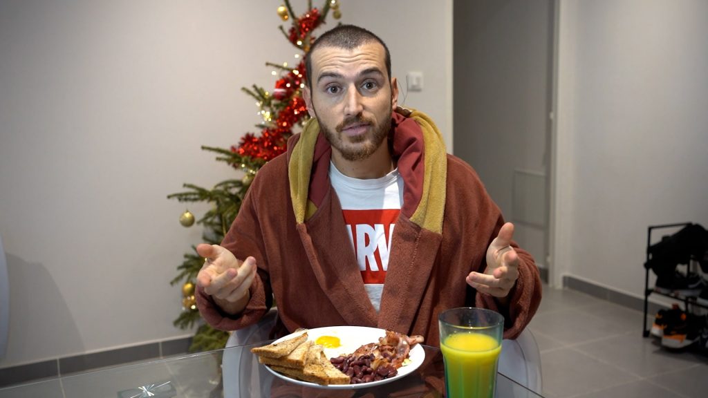 Homme montrant son assiette pour son premier petit déjeuner