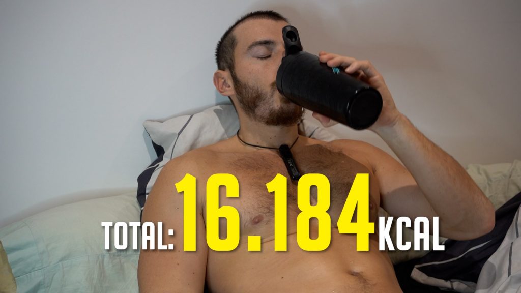 Homme allongé en train de boire un shaker dans son lit