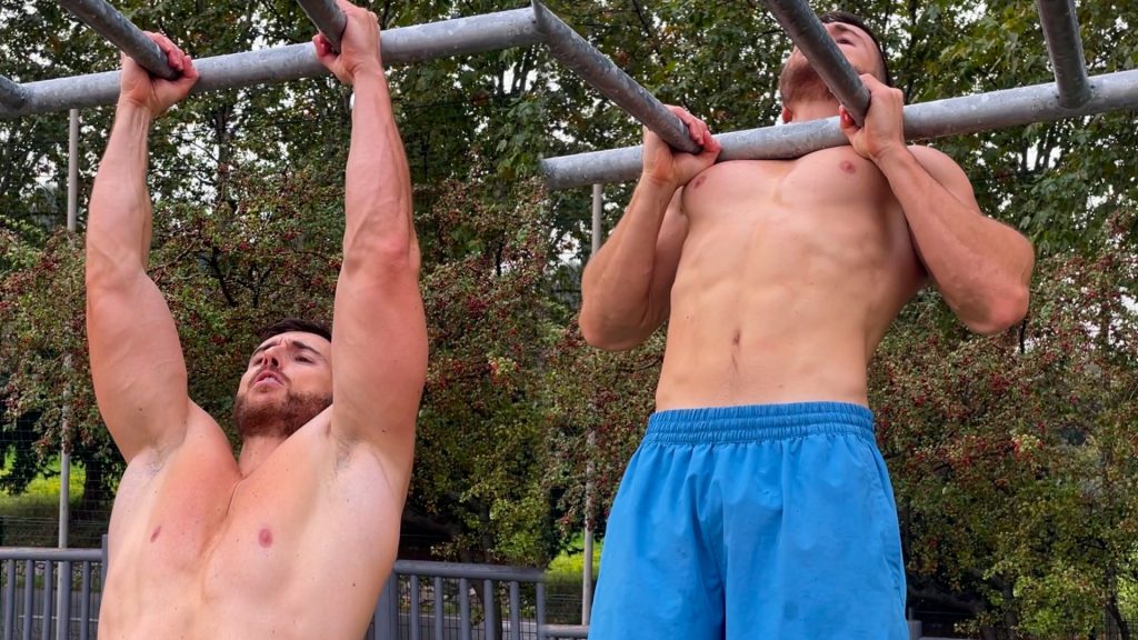 Homme exécutant des tractions prise neutre dans un parc de street workout