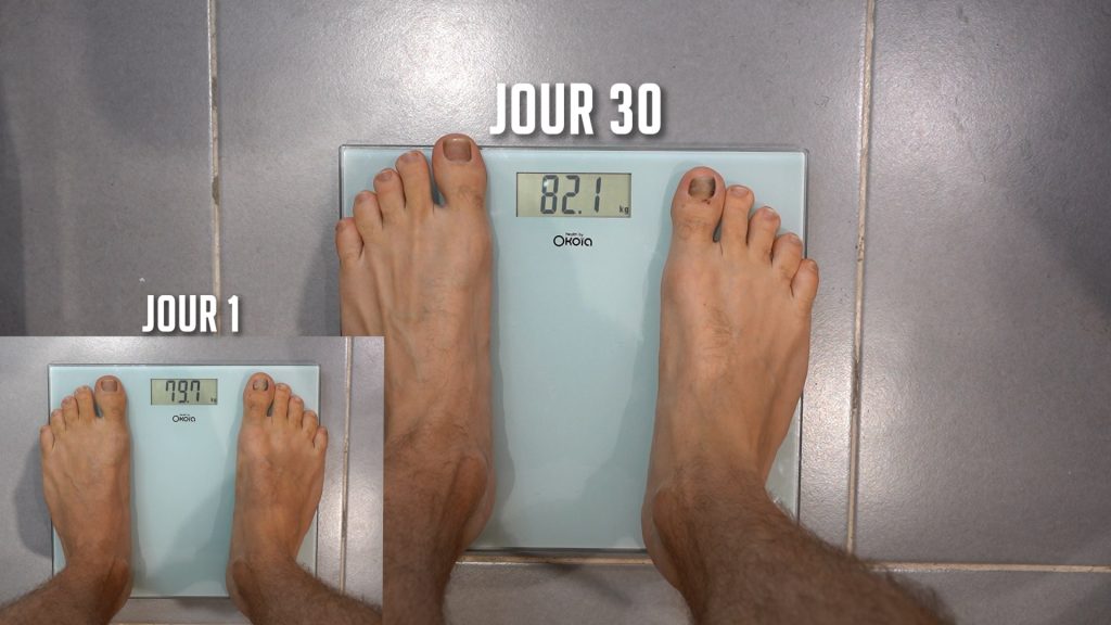 Deux photos d'une balance avec deux poids différents après un défi de 30 jours.