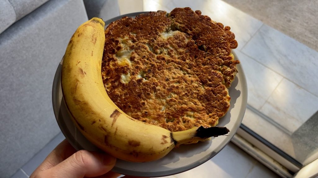 Assiette avec une galette protéinée à base d'avoine et une banane