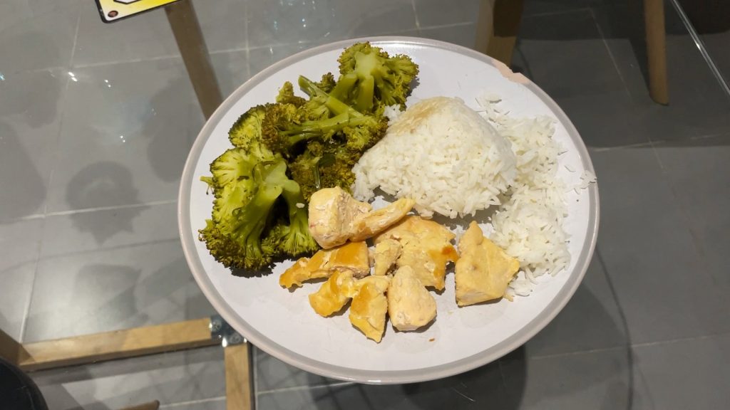 Assiette contenant du riz du poulet et des brocolis