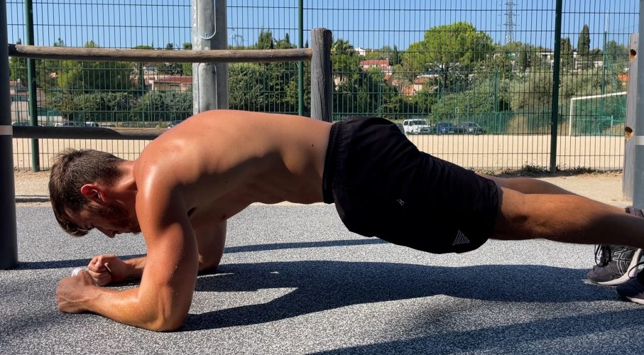 Homme faisant du gainage dans un parc de Street Workout